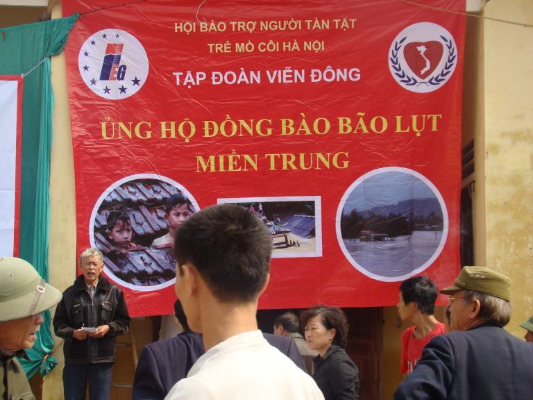 Ủng hộ đồng bào miền Trung bão lũ
