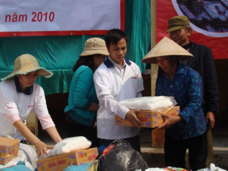 Trao quà cứu trợ miền Trung