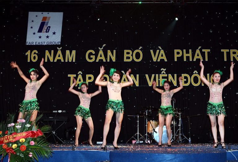 Văn nghệ mừng ngày truyền thống